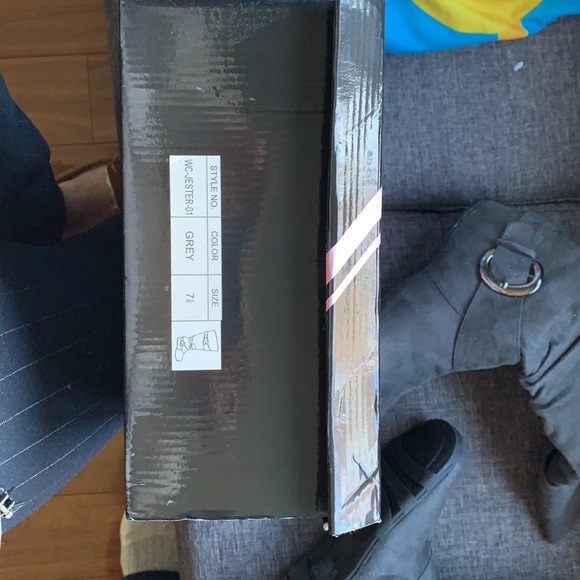 Woman’s 7.5 wide calf Gray Boot - Picture 2 of 3